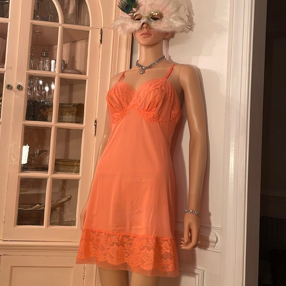 Vanity Fair Other - Vintage VANITY FAIR pale peach lace TRICOT slip. Size 34 (size small)